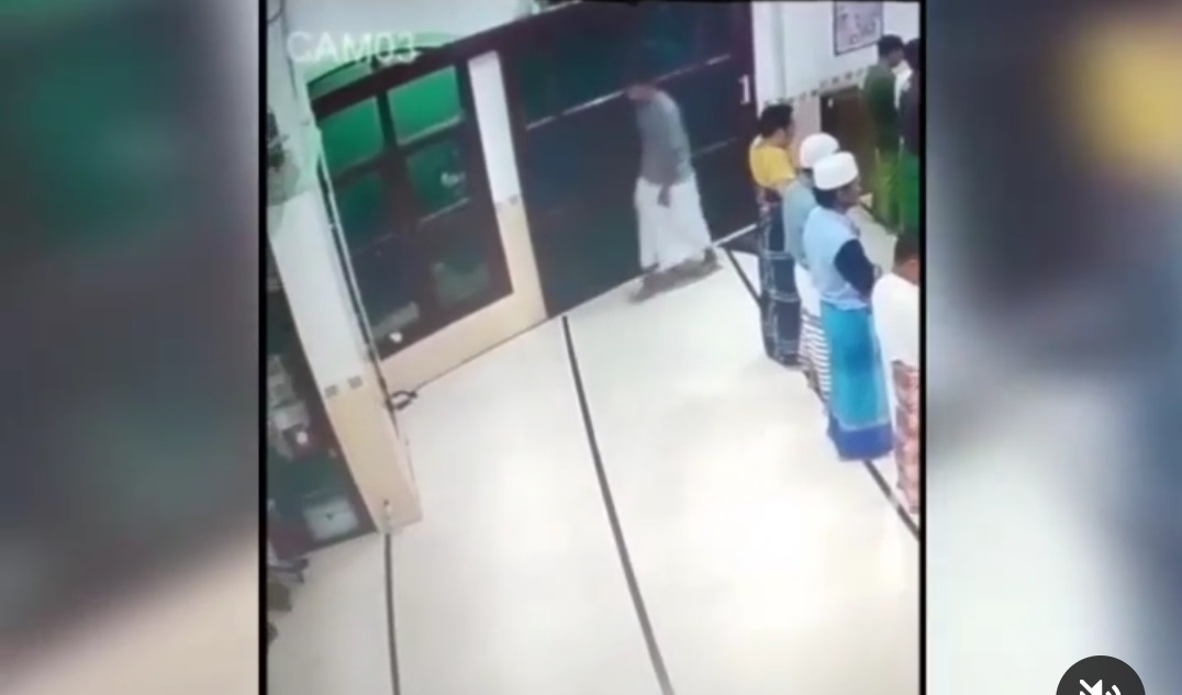 Bukan Salat, Pria Berpeci dan Sarung Malah Curi Handphone Saat Masuk Masjid