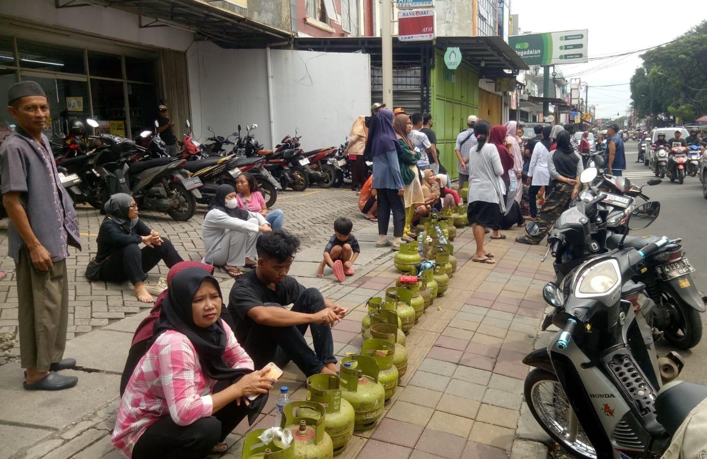 Ratusan Warga Cibodas Antre 5 Jam Lebih di Pangkalan Gas untuk Mendapatkan Elpiji 3 Kilogram
