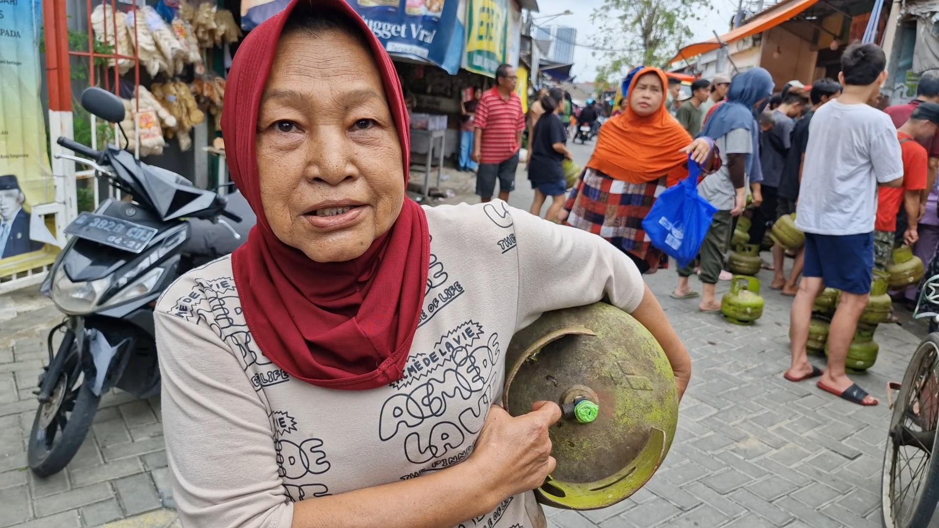 Pasokan Langka, Warga Jakarta Barat dan Kelapa Dua Berburu LPG 3 Kilogram hingga ke Kota Tangerang
