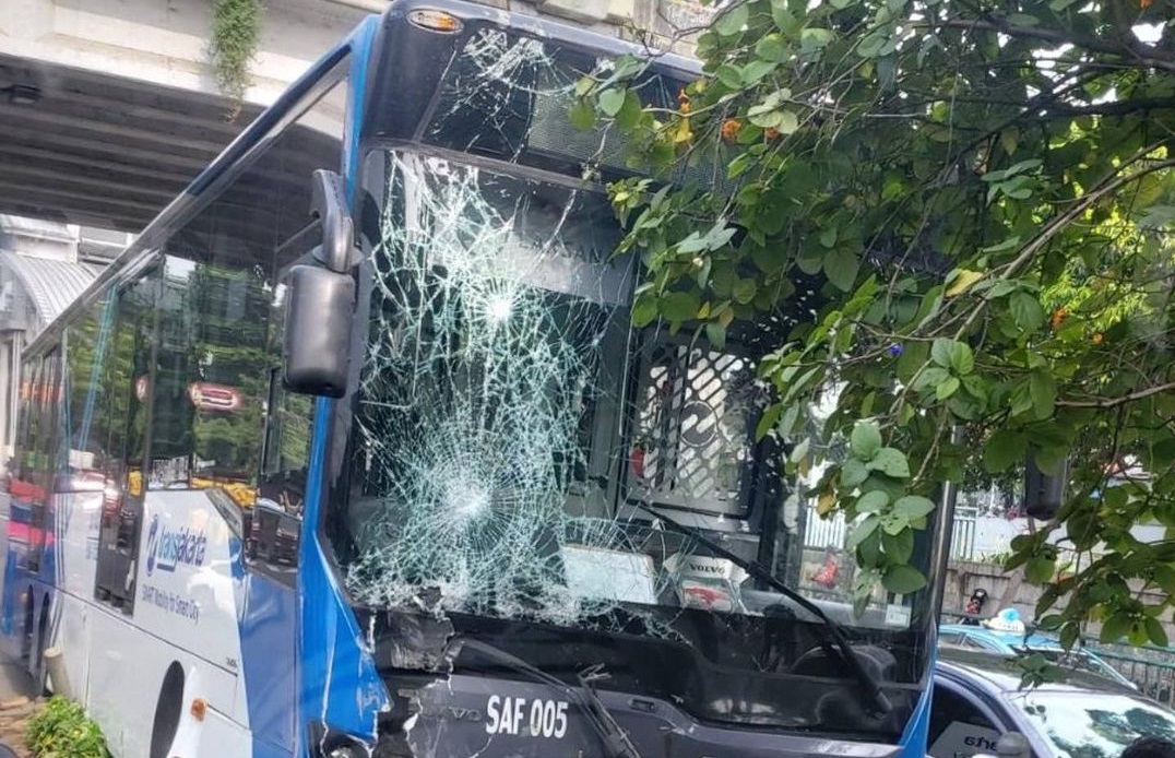 Bus-TransJakarta-tabrak-rambu-lalu-lintas-dan-pembatas-jalan.jpg