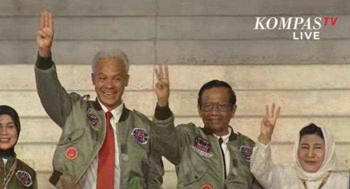 Ganjar-Mahfud-mengenakan-jaket-Bomber-saat-debat-Capres-ketiga-di-Istora-Senayan.jpg