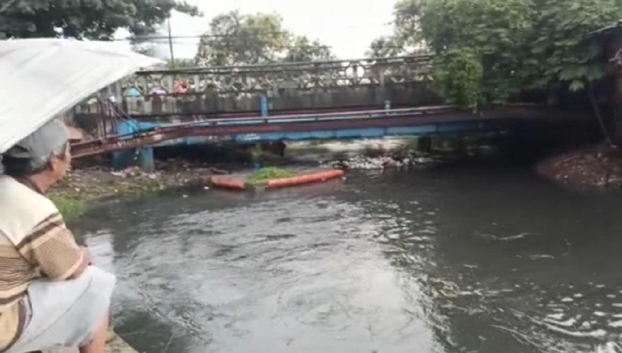 Hanyut-di-aliran-Kali-Ciliwung.jpg