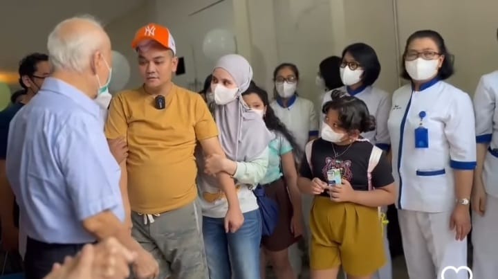 Ekspresi Indra Bekti Setiba di Rumah Kumpul sama Anak dan Istrinya: Langsung Rebahan di Kasur