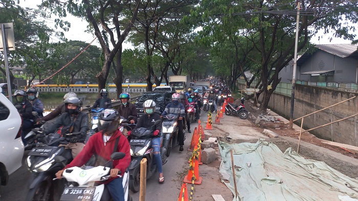 Arus Lalu Lintas di Jalan Sangego Karawasi Macet hingga 1 Kilometer Sejak Jalan Ambles Sebulan Ini