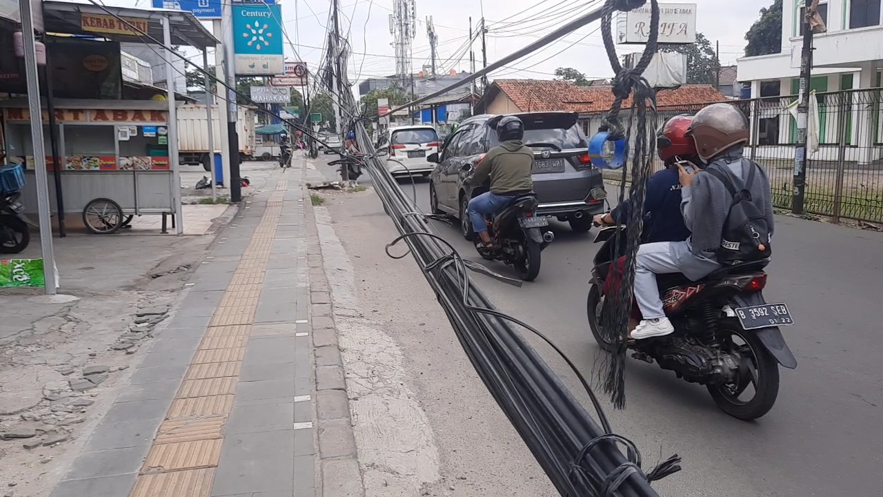 Bahayakan Warga, Sudah Sepekan Kabel Menjuntai di Jalan WR Supratman, Pondok Ranji Tangsel
