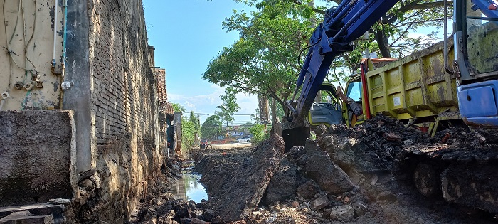 AWAS MACET! Jalan Taman Royal Cipondoh Tangerang Rusak, Diperbaiki hingga Akhir Oktober