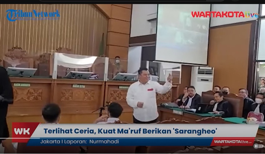Kuat-Maruf-memberikan-tanda-cinta-Saranghaeo.jpg