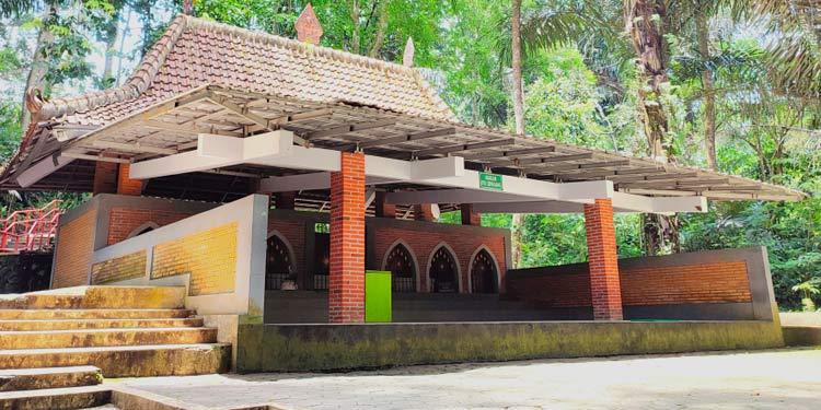 Makam-Kyai-Sepanjang.jpg