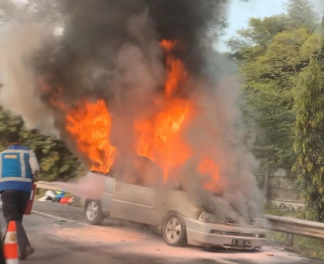 Bermula Percikan Api dari Mesin, Mobil Kijang Terbakar di Bahu Jalan Tol Cikunir