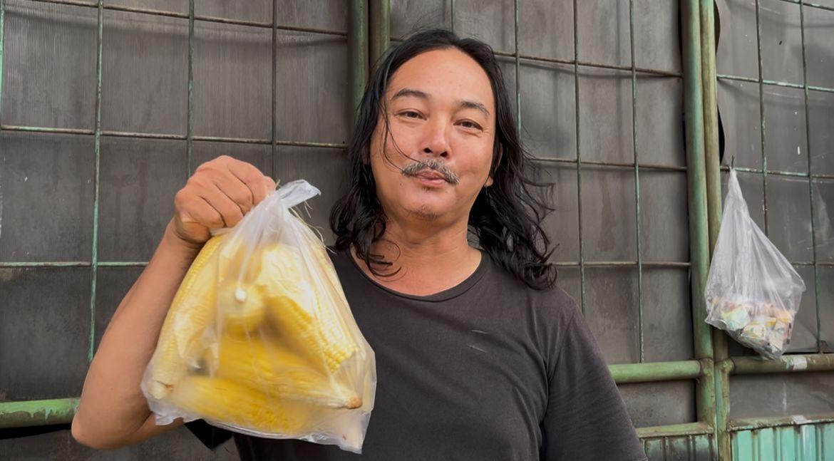 Manfaatkan Momen, PNS di Tangsel Pilih Jadi Pedagang Jagung Dadakan di Akhir Tahun