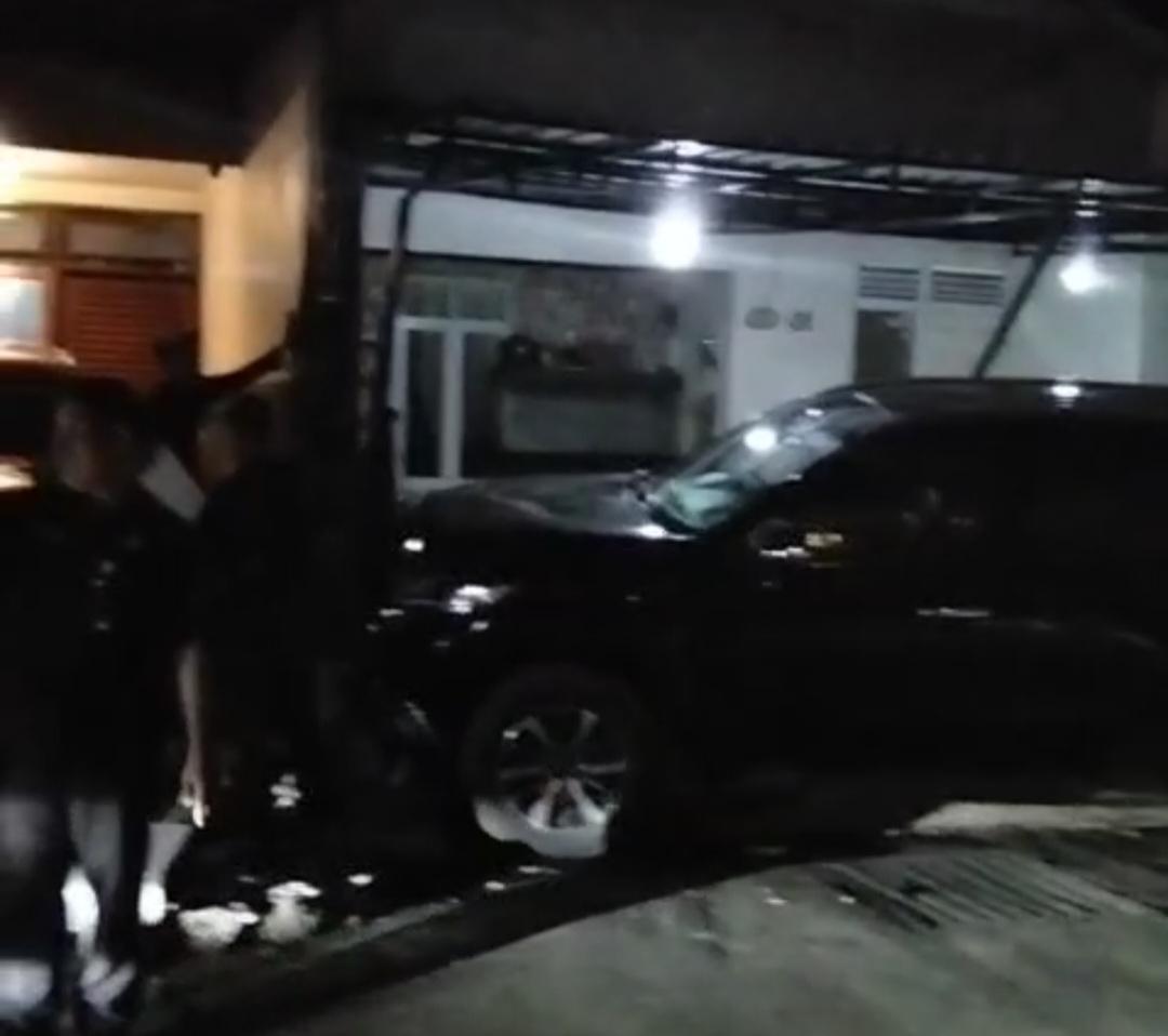 Pajero-tabrak-rumah.jpg