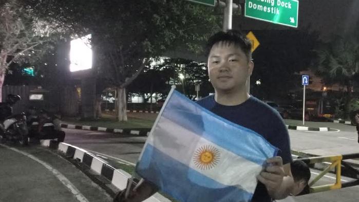 Pedro-penggemar-bola-yang-menanti-Timnas-Argentina-di-Bandara.jpg