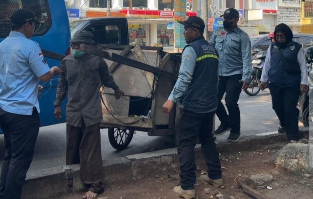 Sudinsos Bawa Pemulung Viral di Jakarta Barat ke Panti Sosial