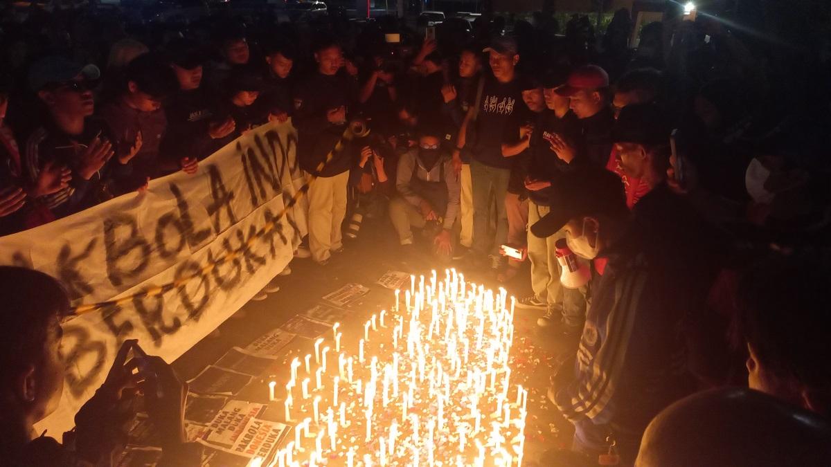 Pencinta-sepak-bola-Indonesia-berkumpul-di-GBK.jpg