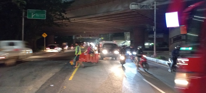 Pengendara-nekat-menerobos-pembatas-jalan-di-Jalan-Daan-Mogot-Cengkareng.jpg