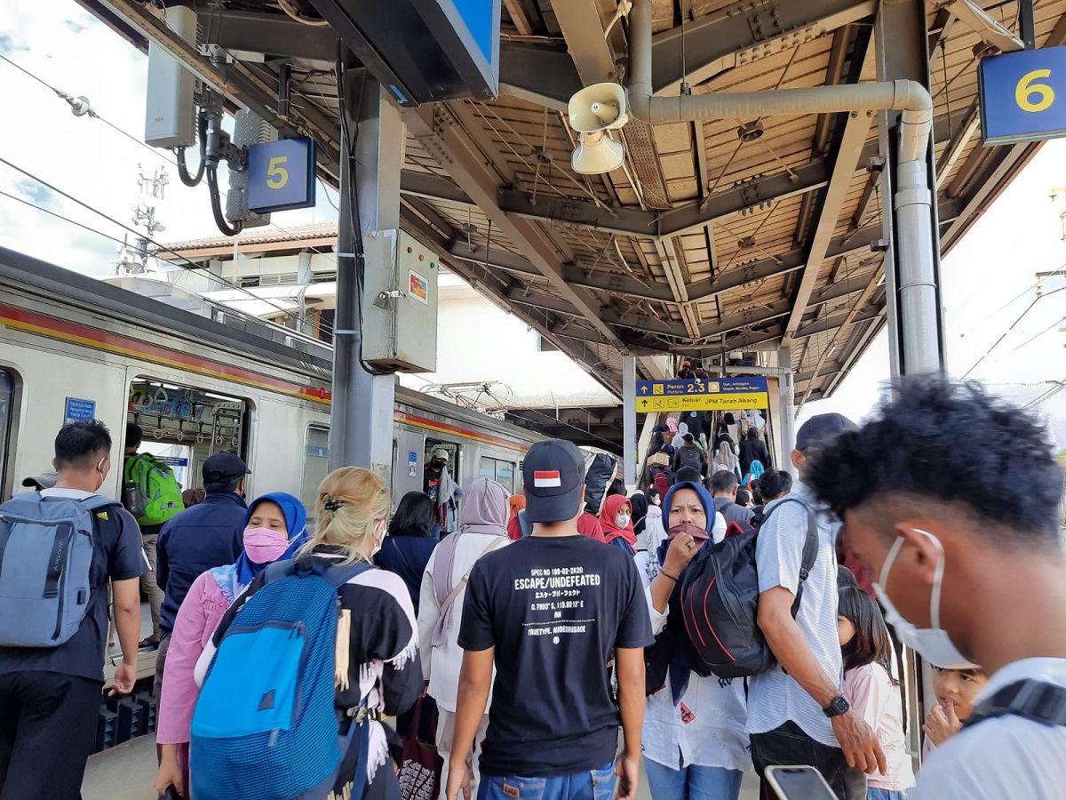 Penumpang-di-Stasiun-Tanah-Abang.jpg