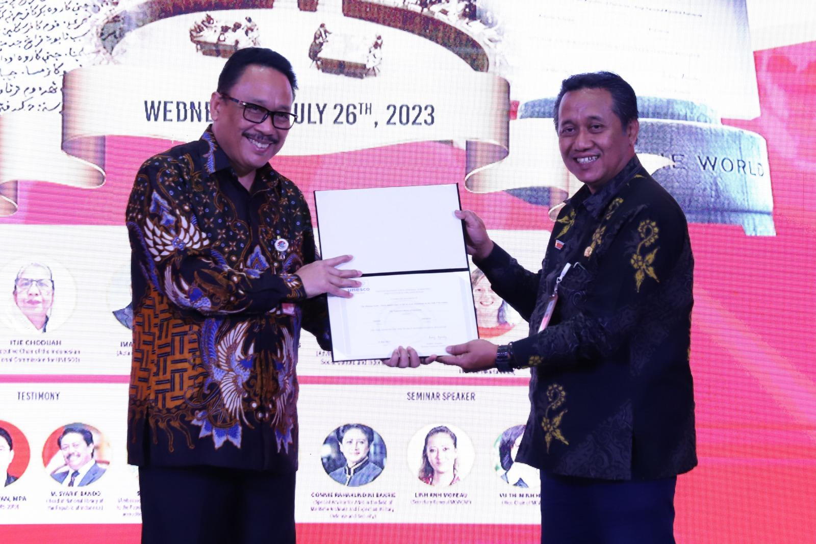 Perpusnas Terima Sertifikat Naskah Hikayat Aceh Sebagai Ingatan Koletif Dunia dari Unesco