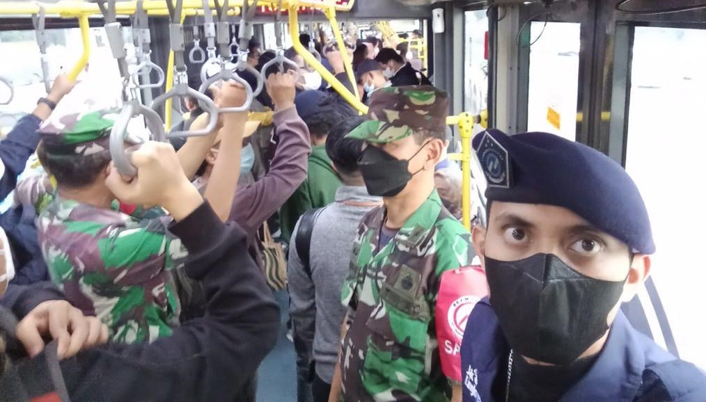 Petugas-dari-anggota-TNI-melakukan-pengamanan-di-dalam-bus-TransJakarta.jpg