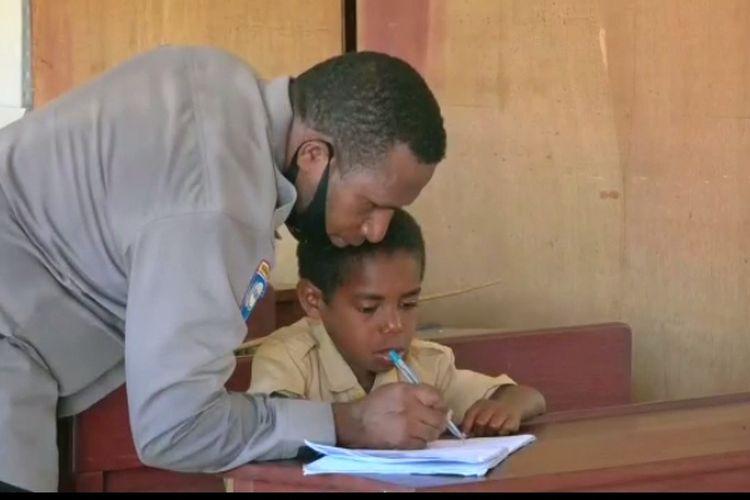 INILAH Polisi Guru, Namanya Bripka Septinus, Saban Hari Ngajar di Sekolah Terpencil di Papua Barat