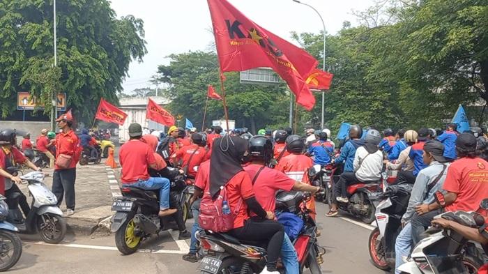 Ribuan-buruh-kota-tangerang-gelar-demo-kawal-kenaikan-UMK.jpg