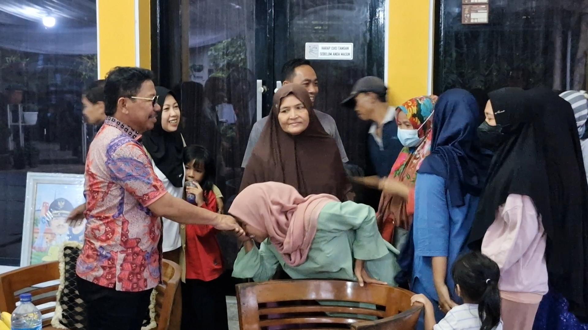 Ribuan Warga Kota Tangerang Sambangi Rumah Sachrudin Pasca Deklarasi Kemenangan Pilkada 2024