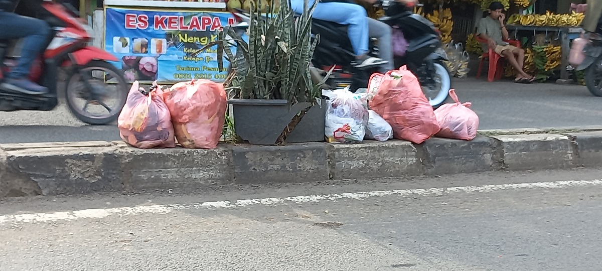 Sampah-di-Jalan-Raden-Fatah-Ciledug.jpg