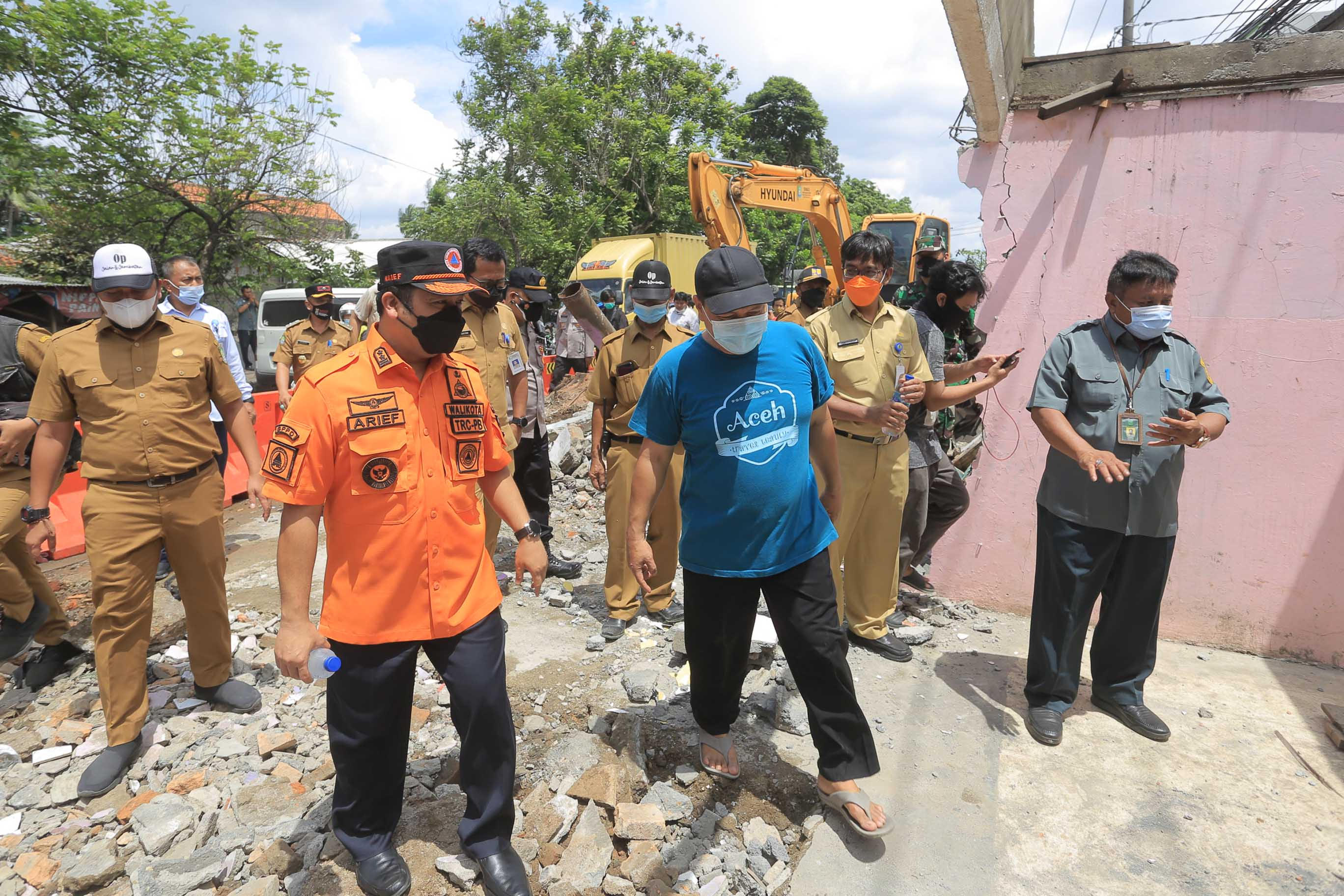 Wali-Kota-Tangerang-Arief-R-Wismansyah-memantau-langsung-pelaksanaan-pembongkaran-rumah.jpg