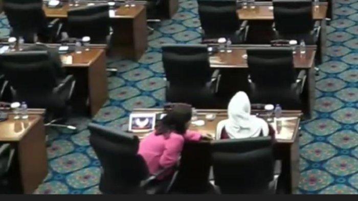 anggota-Fraksi-PDIP-Cinta-Mega-main-judi-slot-di-ruang-rapat-DPRD-DKI-Jakarta.jpg
