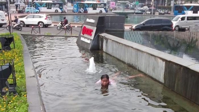 berenang-di-patung-kuda.jpg