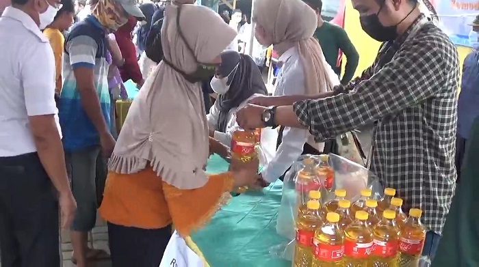 Emak-emak Serbu Operasi Pasar Murah Minyak Goreng di Pasar Sukabungah Bekasi