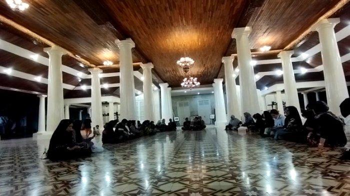 Nasabah Bank Milik Pemkab Indramayu Yasinan di Malam Jumat Kliwon, Doakan Bupati Nina Agustina