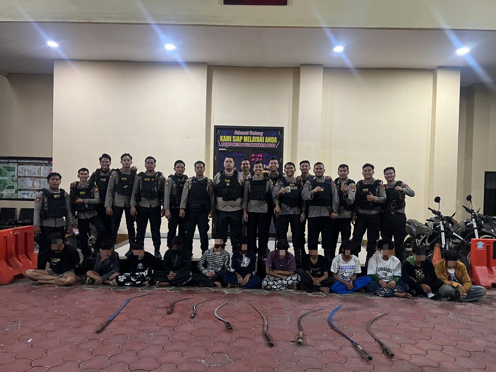 Berkeliaran Dini Hari Bawa Celurit, 12 Pemuda Diamankan Polisi di Jakarta Pusat