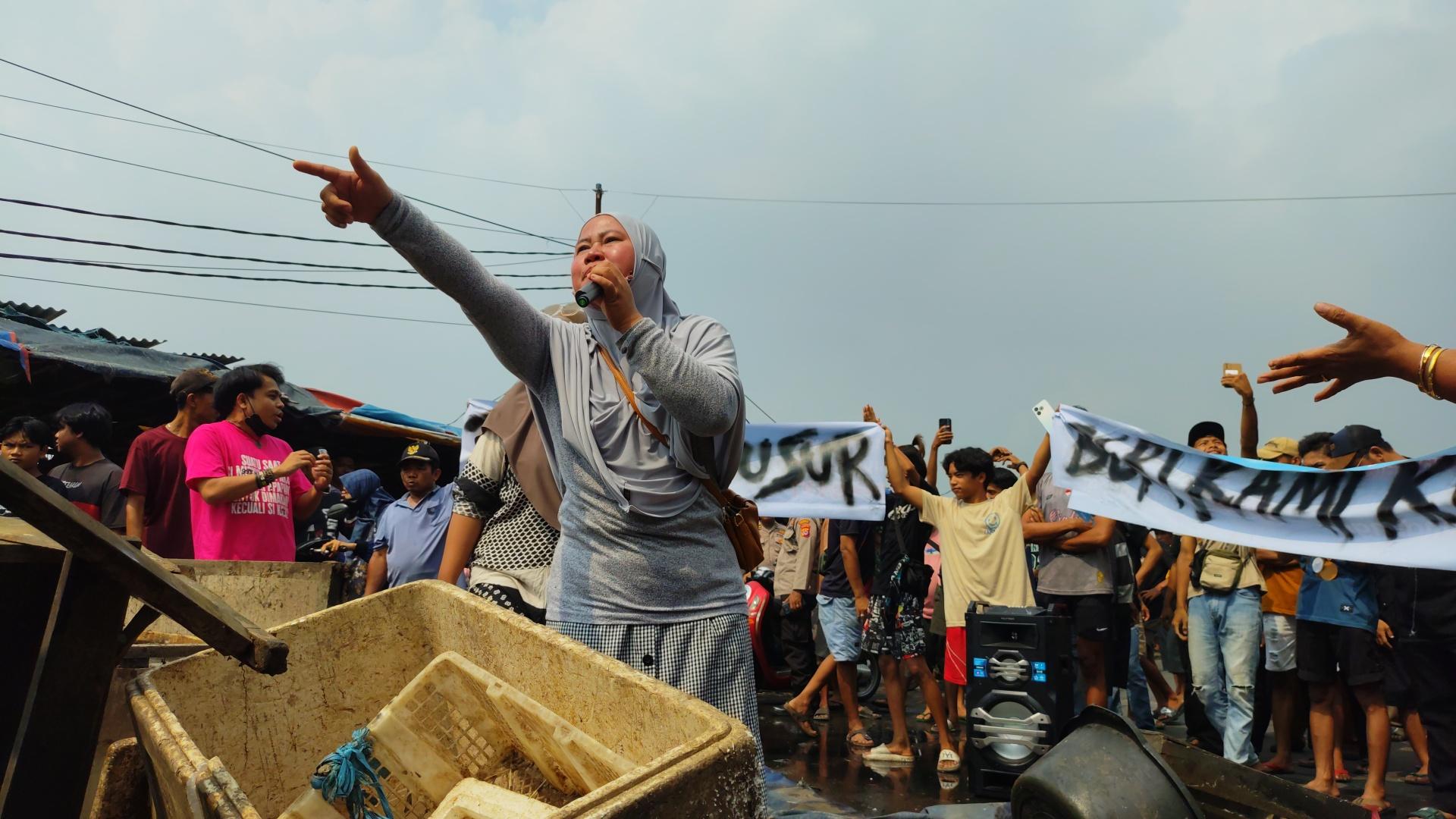 Tak Terima Ditertibkan, Puluhan PKL Liar di Pasar Sentiong Balaraja Blokade Jalan