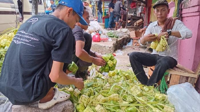 Arun Raup Cuan Rp 2 Juta dalam Dua Hari Jualan Selongsong Ketupat di Pasar Anyar Tangerang