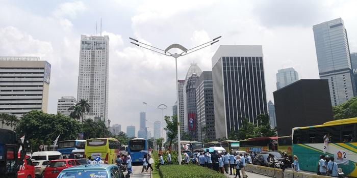 Potret Jalan Sudirman Dipenuhi Kendaraan Pendukung Prabowo-Gibran Menuju GBK