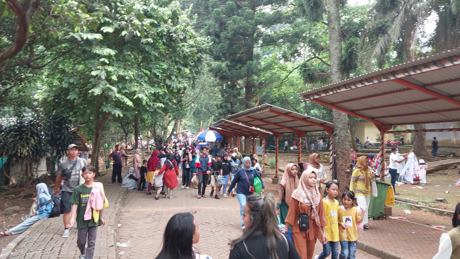 pengunjung-di-Taman-Margasatwa-Ragunan-TMR.jpg