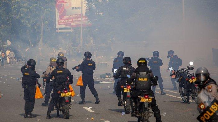 polisi-gunakan-gas-air-mata-saat-bentrokan-di-rempang.jpg