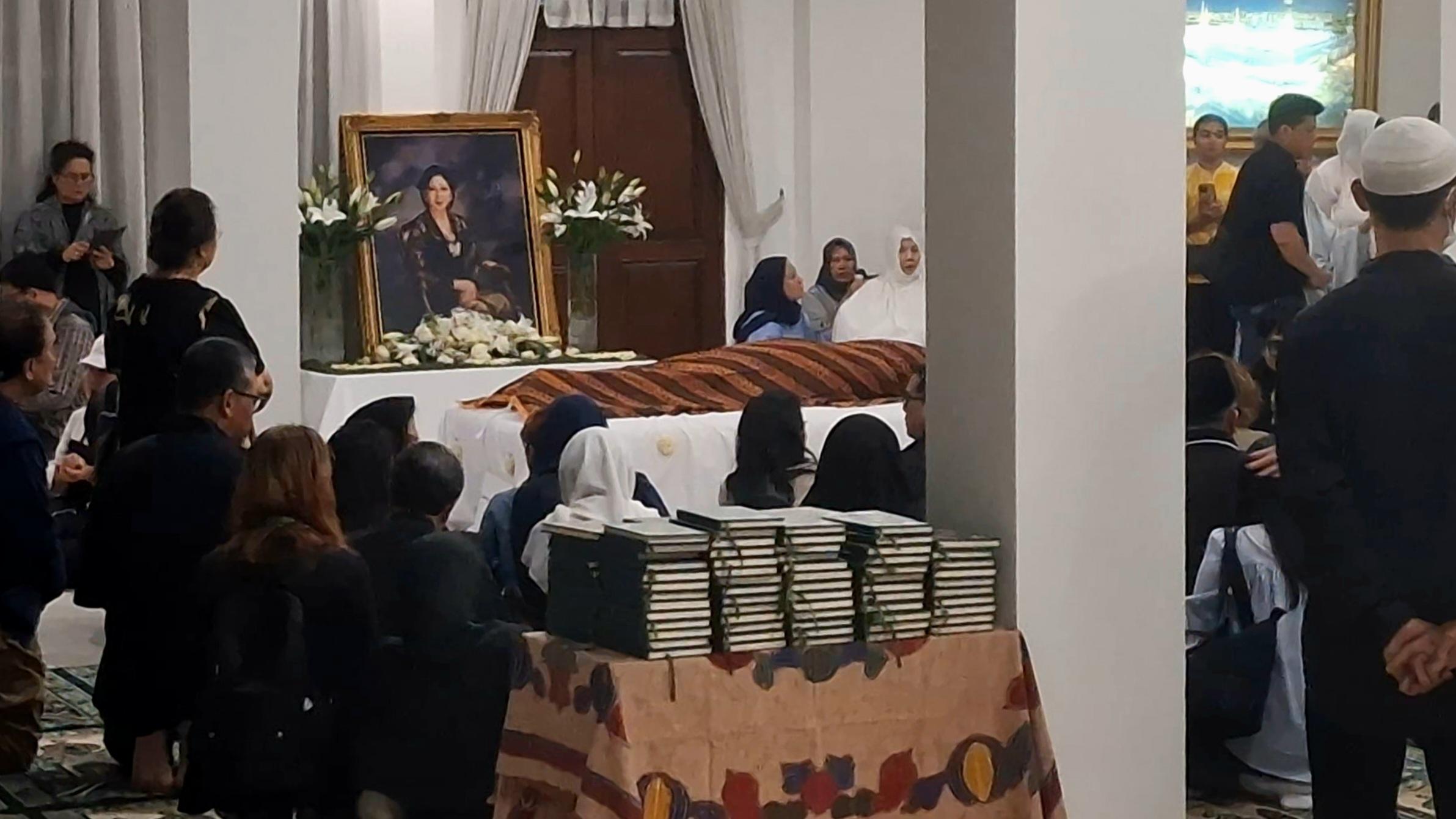 Jenazah Titiek Puspa Tiba di Rumah Duka, Sederet Artis Mulai Berdatangan