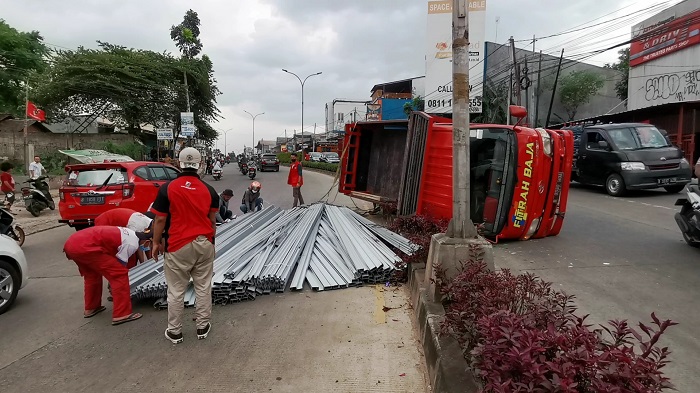 Truk Bermuatan Baja Ringan Terguling di Jalan Raya Siliwangi Pamulang Bikin Macet 3 KM