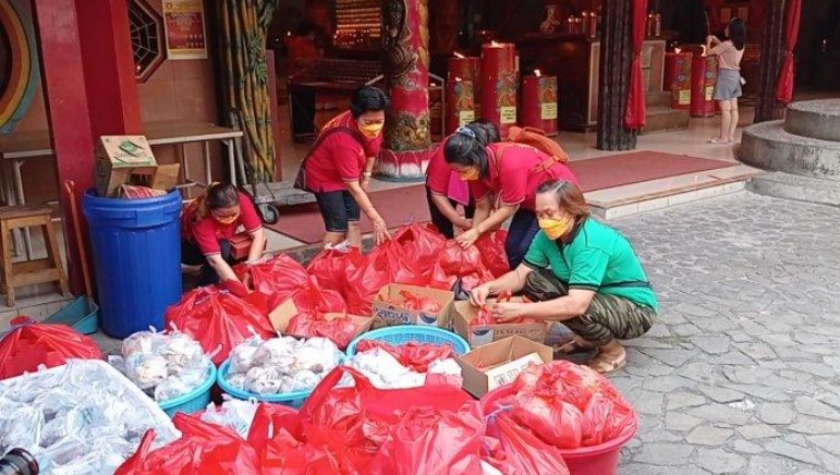 Menjelang Waktu Buka Puasa, Umat Tridarma Vihara Nimmala Boen San Bio Bagikan 1.500 Takjil