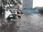 Akses-Jembatan-Alamanda-banjir.jpg