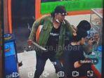 Aksi-bang-jago-terekam-Cctv-tengah-tenteng-golok.jpg