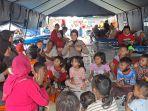 Anggota-polwan-bersama-anggota-PMI-memberikan-trauma-healing.jpg
