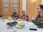 Anies-dan-Warta-Kota-makan-malam.jpg