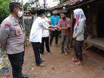 Bantuan-kepada-Agus-yang-rumahnya-roboh-karena-angin-kencang.jpg