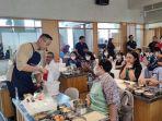 Chef-Yuda-Bustara-di-acara-Baking-Cake-Decorating-Class.jpg