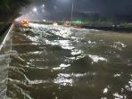 Diguyur-hujan-deras-sejak-sore-hari-Tol-Jakarta-Merak-terendam-banjir.jpg