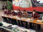 Direktorat-Narkoba-Polda-Metro-Jaya-mengamankan-barang-bukti-narkoba-dari-jaringan-internasional.jpg