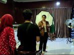 Gubernur-Banten-Wahidin-Halim-jadi-model-Komunitas-Fotografi-Disabilitas-Teman-Motret.jpg