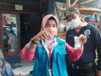 Kader-Jumantik-Kecamatan-Pamulang-menunjukkan-sampel-jentik-nyamuk.jpg